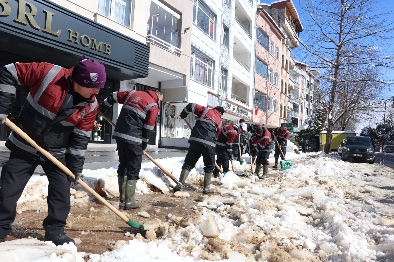 ALTINORDU BELEDİYESİ’NDEN YOĞUN KAR TEMPOSU