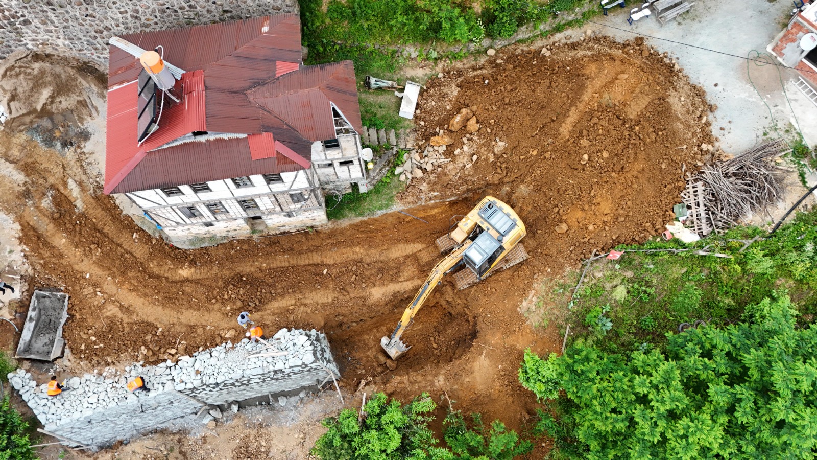 ALTINORDU’DA KIRSAL YOLLARA TAŞ DUVAR GÜVENCESİ