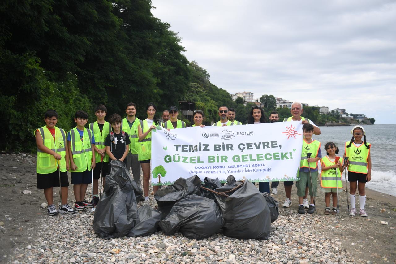 MİNİK ELLER TEMİZ BİR SAHİL İÇİN EL ELE VERDİ
