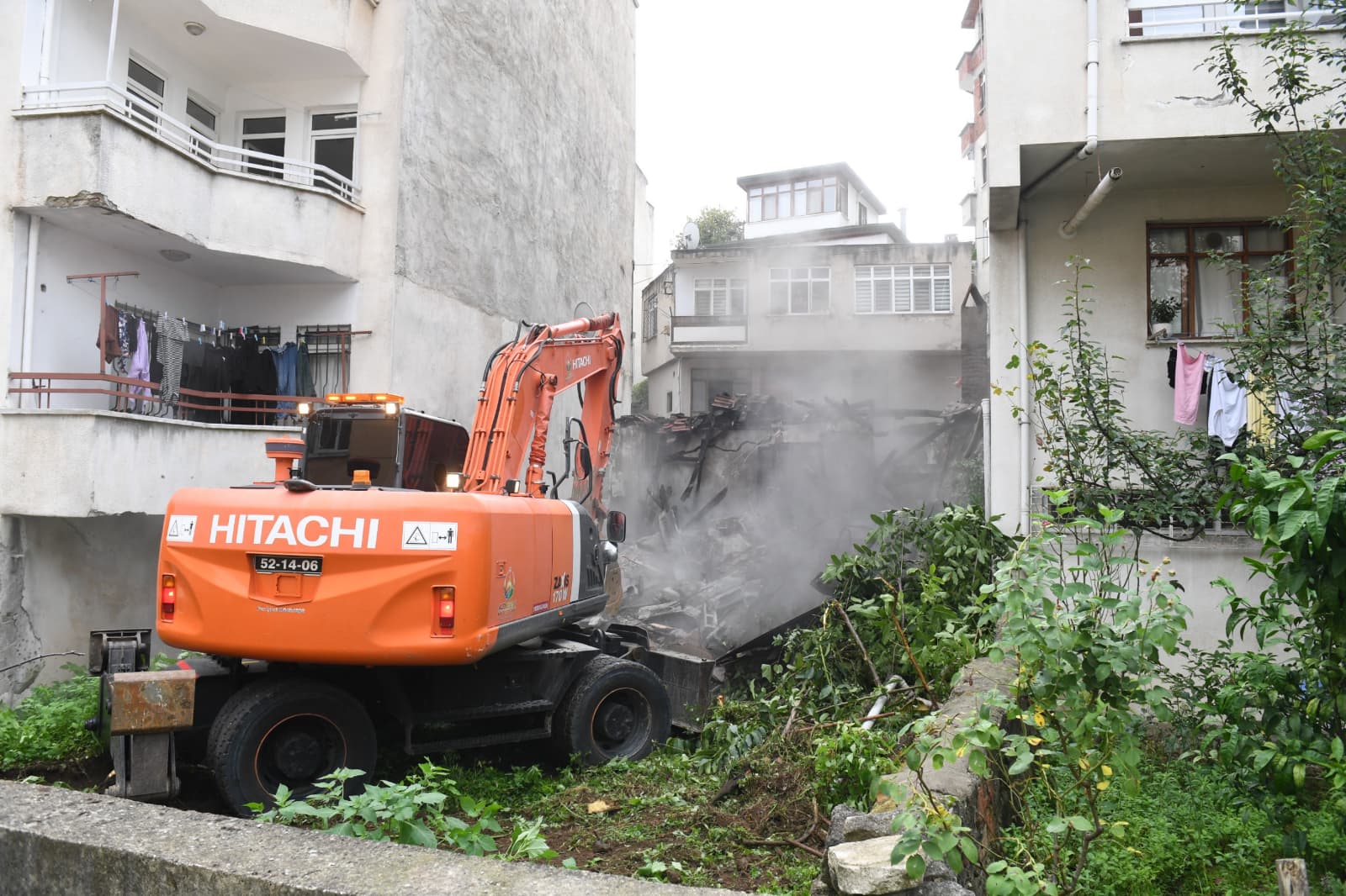 ALTINORDU’DA ATIL HALDEKİ 27 METRUK YAPI YIKILDI