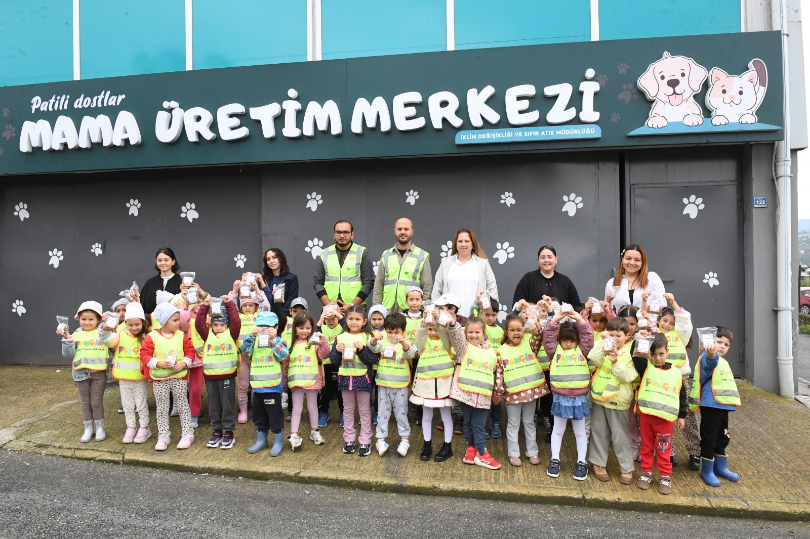 MİNİKLERDEN ALTINORDU BELEDİYESİ PATİLİ DOSTLAR MAMA ÜRETİM MERKEZİ'NE ZİYARET