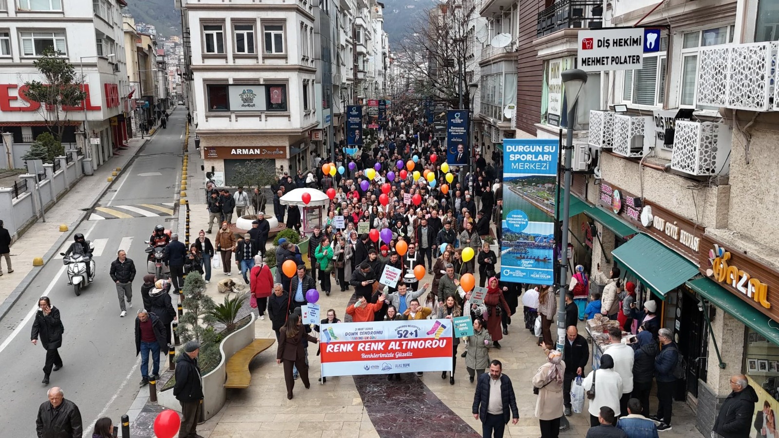ALTINORDU’DA DOWN SENDROMU FARKINDALIK GÜNÜ’NE RENKLİ KORTEJ