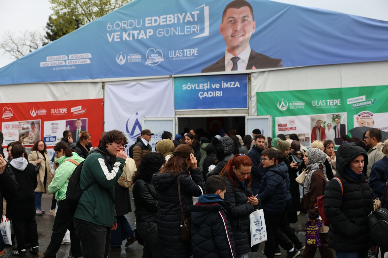 6’NCI EDEBİYAT VE KİTAP GÜNLERİNDE AHMET ÜMİT’TEN REKOR İMZA