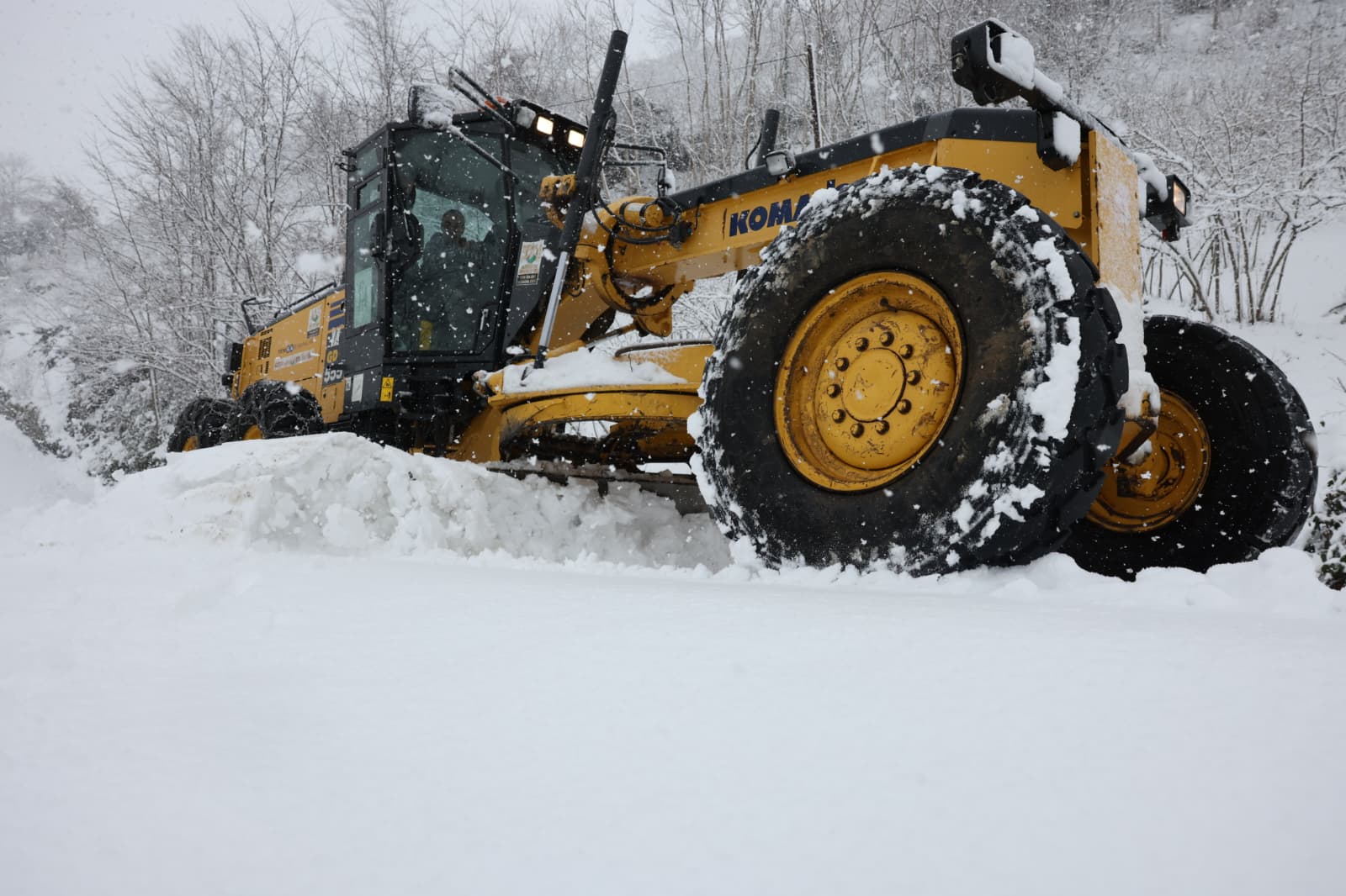 ALTINORDU BELEDİYESİ’NDE KARLA MÜCADELEDE HUMMALI ÇALIŞMA