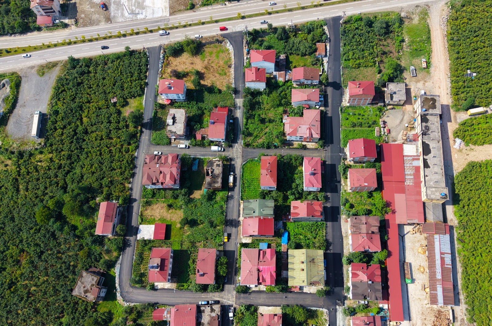 KARACAÖMER DE SICAK ASFALTLA BULUŞTU