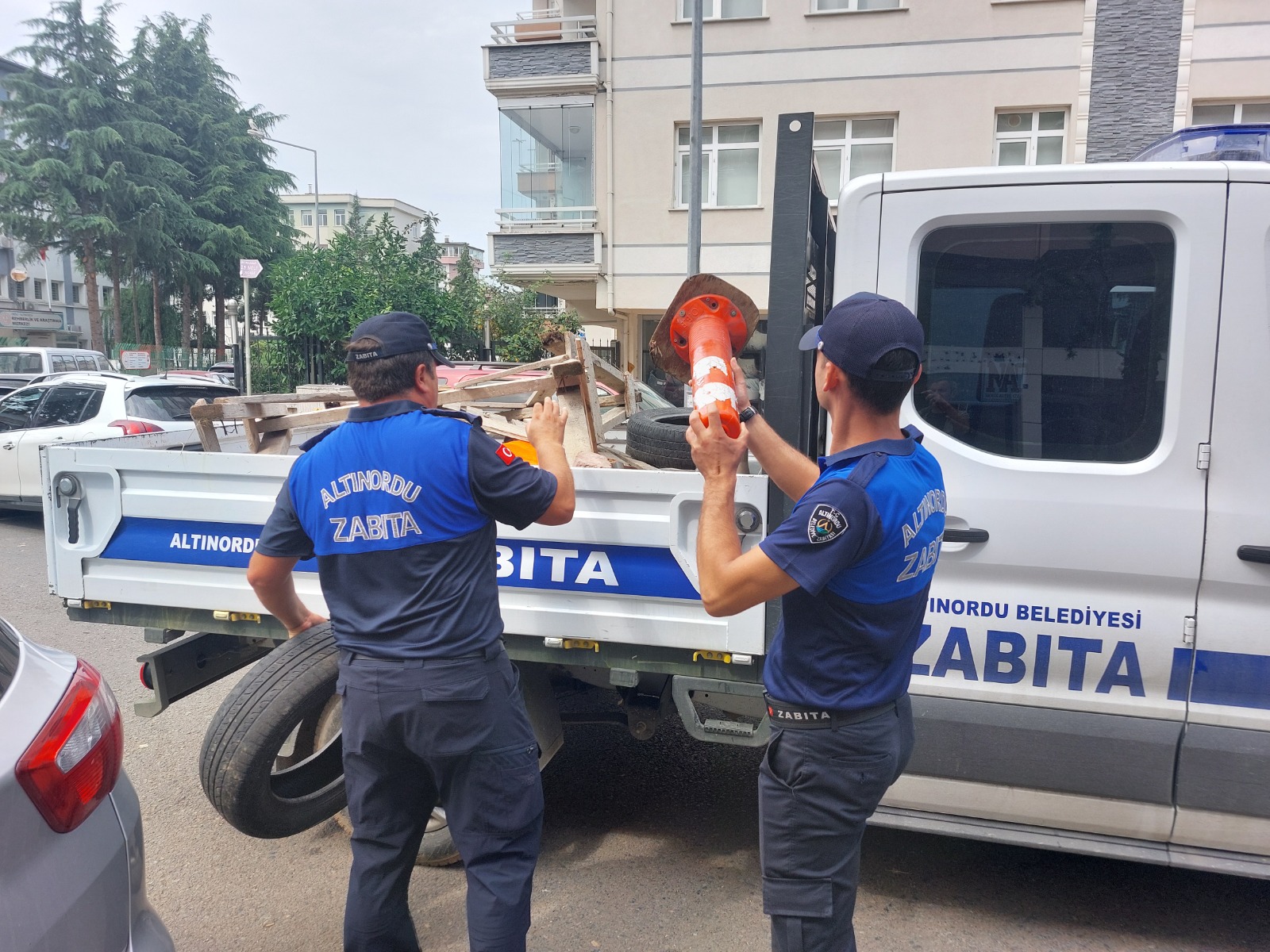 ALTINORDU’DA KALDIRIM İŞGALLERİNE ZABITA DENETİMİ