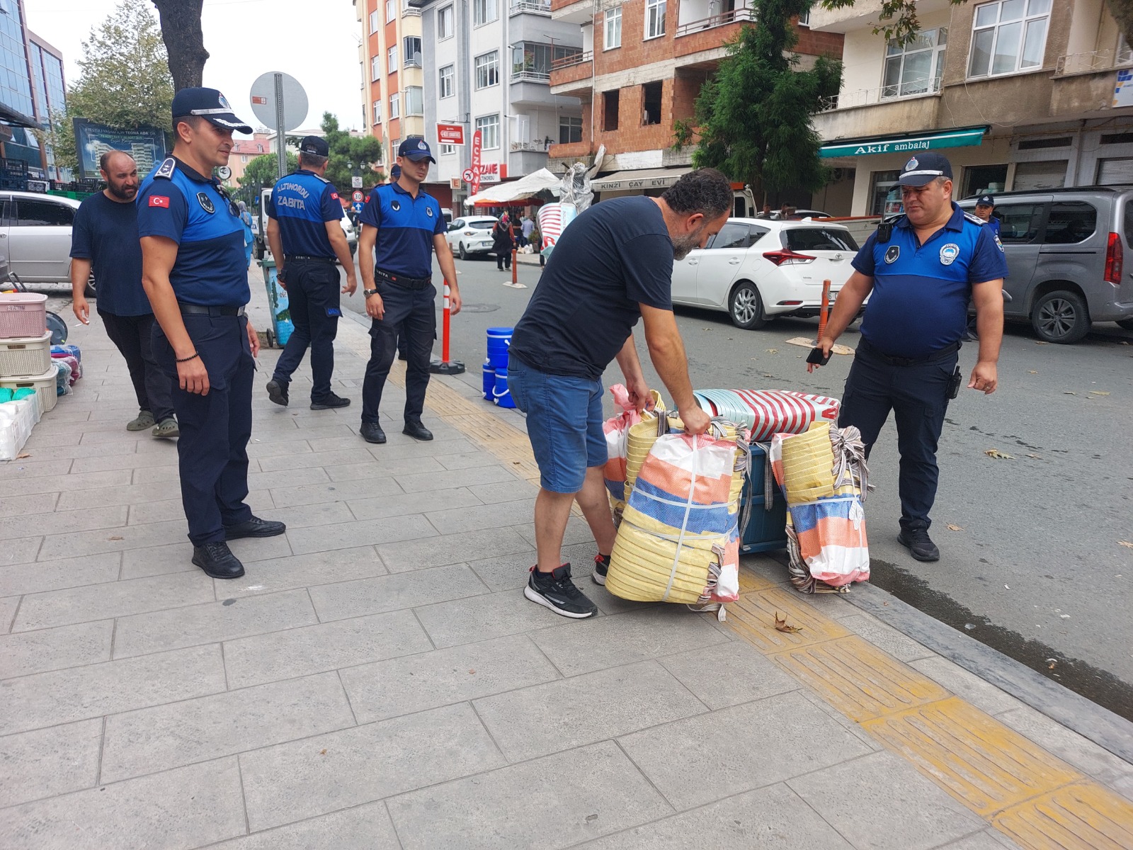 ALTINORDU’DA KALDIRIM İŞGALLERİNE ZABITA DENETİMİ