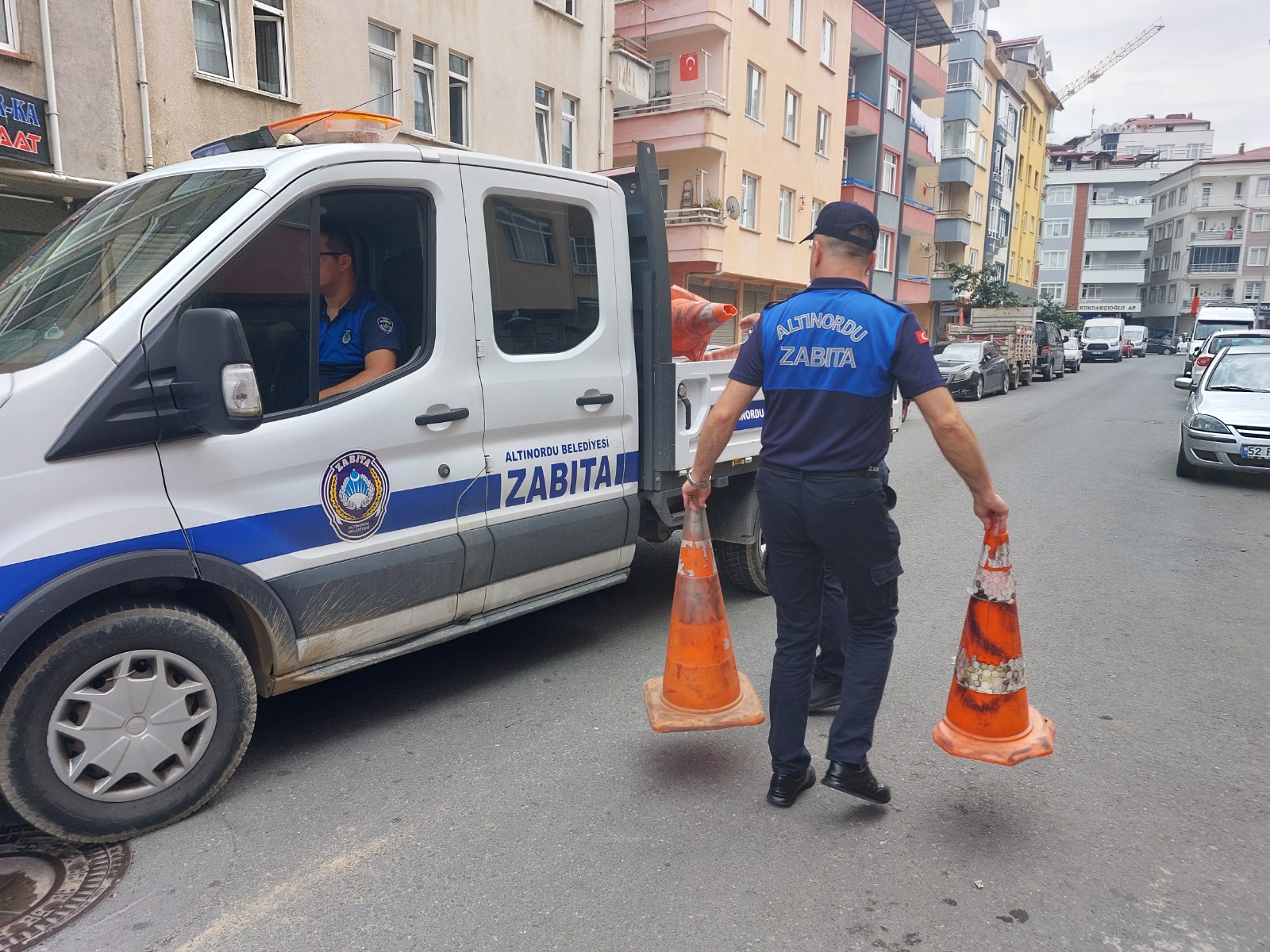 ALTINORDU’DA KALDIRIM İŞGALLERİNE ZABITA DENETİMİ
