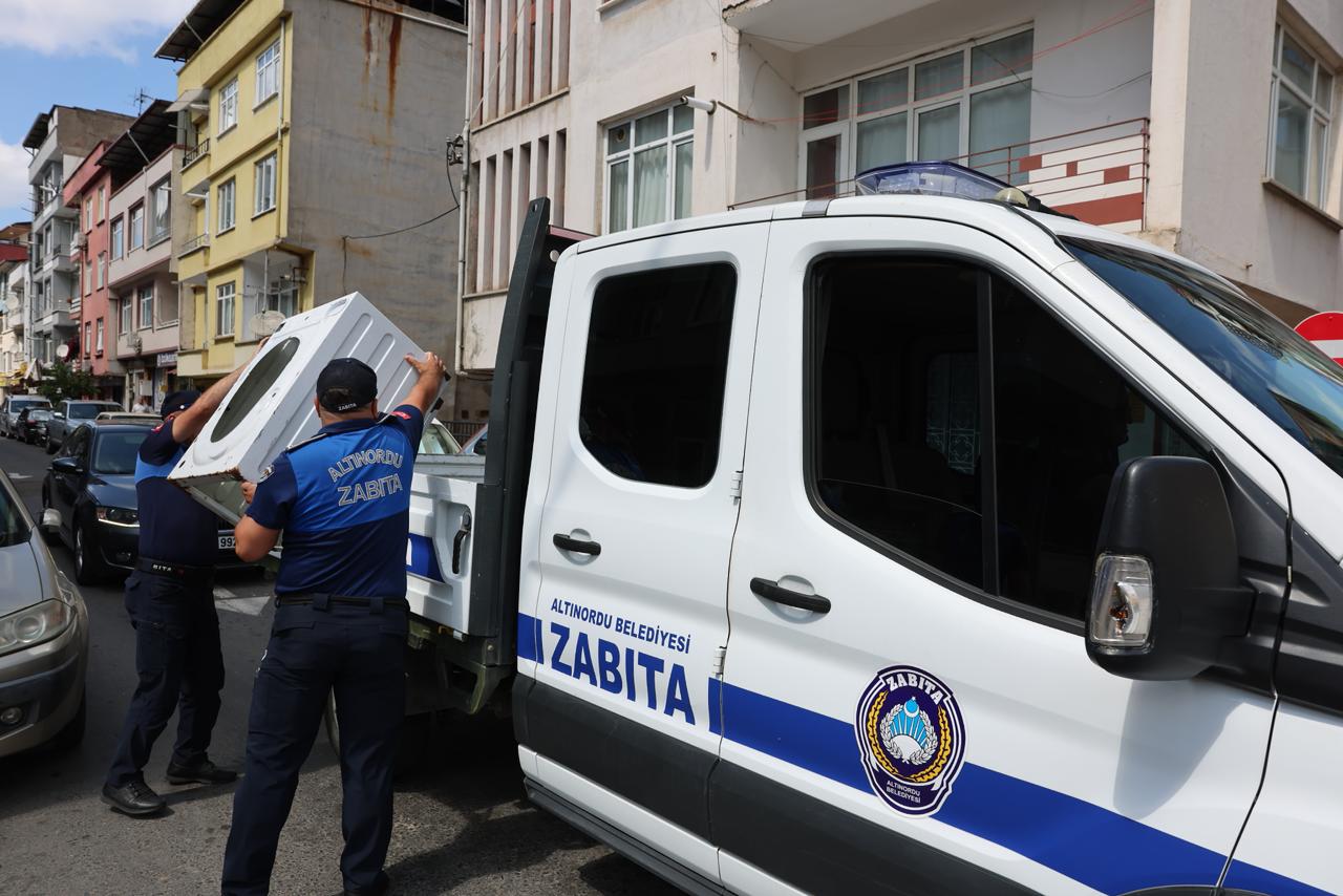 ALTINORDU BELEDİYESİ’NDEN KALDIRIM İŞGALLERİNE SIKI DENETİM