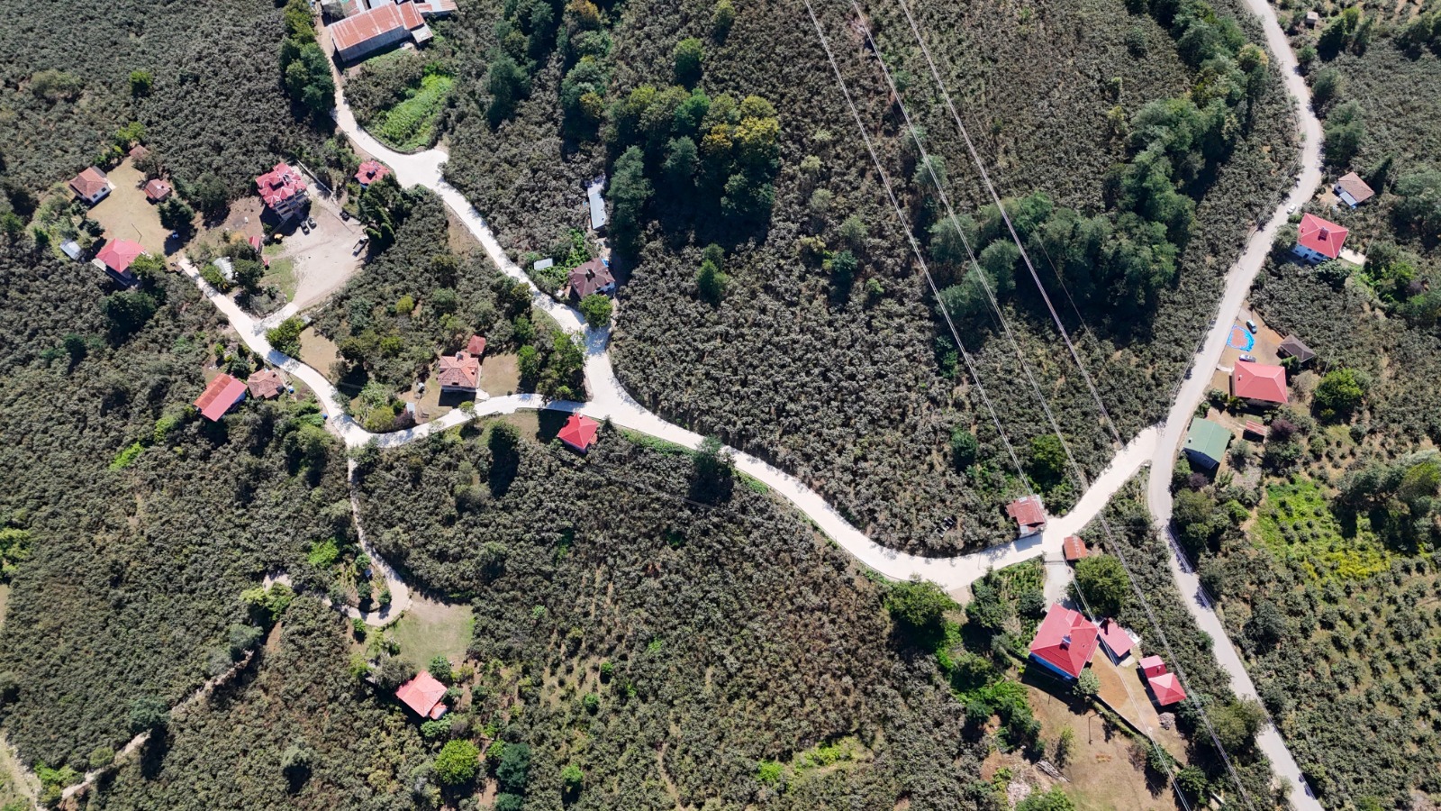 AKKESE MAHALLESİ’NİN BETON YOL HASRETİ SONA ERDİ