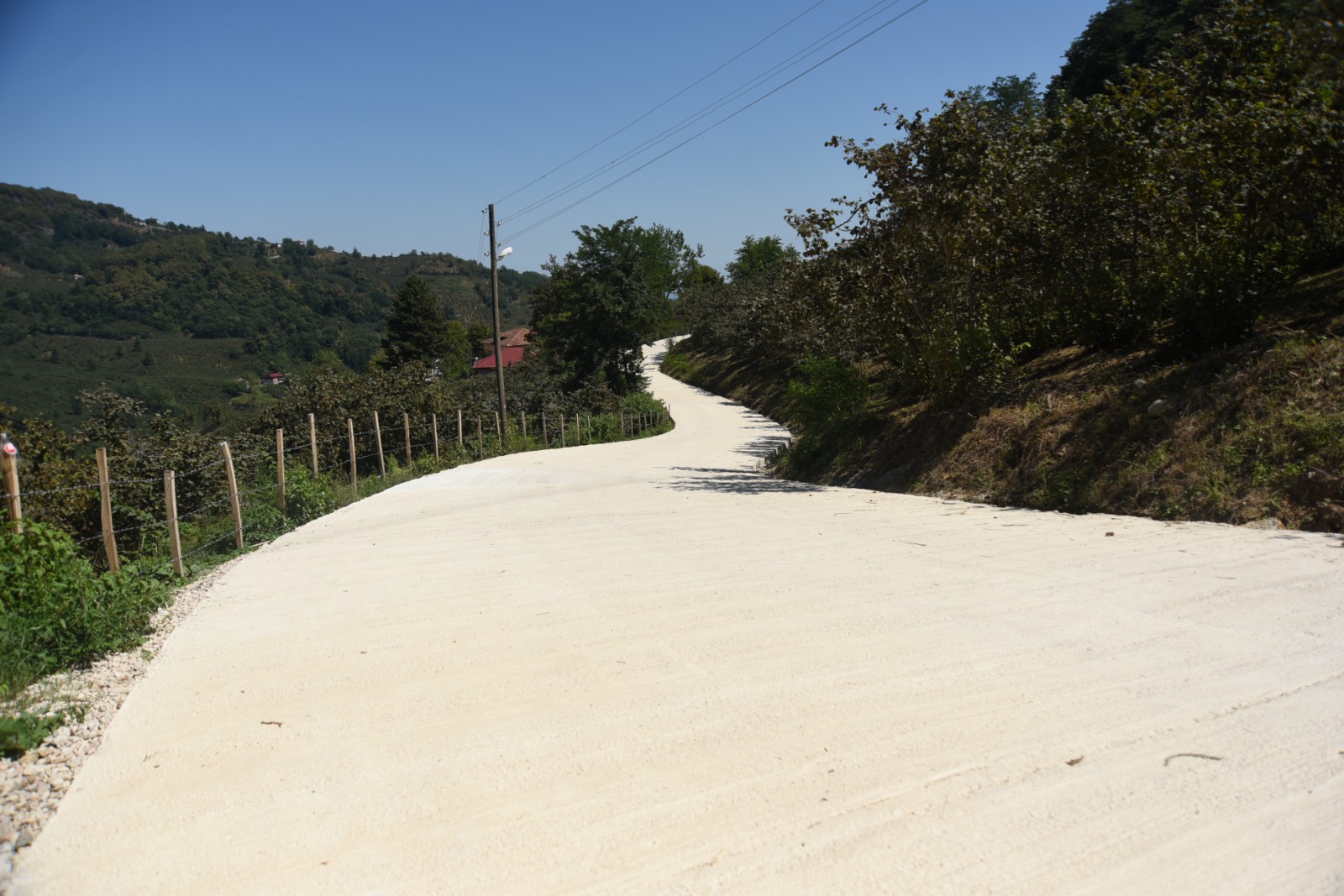 AKKESE MAHALLESİ’NİN BETON YOL HASRETİ SONA ERDİ