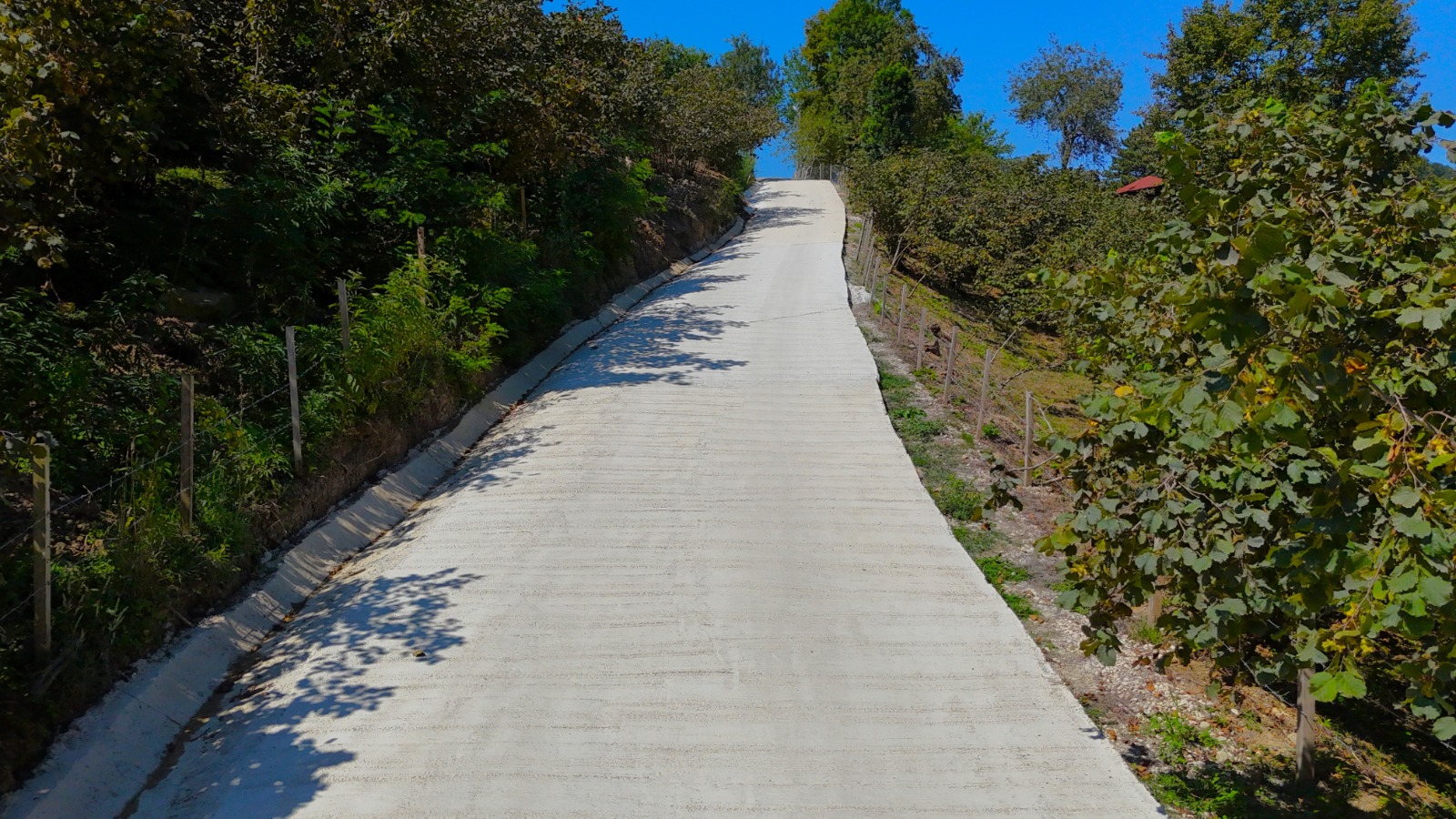 AKKESE MAHALLESİ’NİN BETON YOL HASRETİ SONA ERDİ