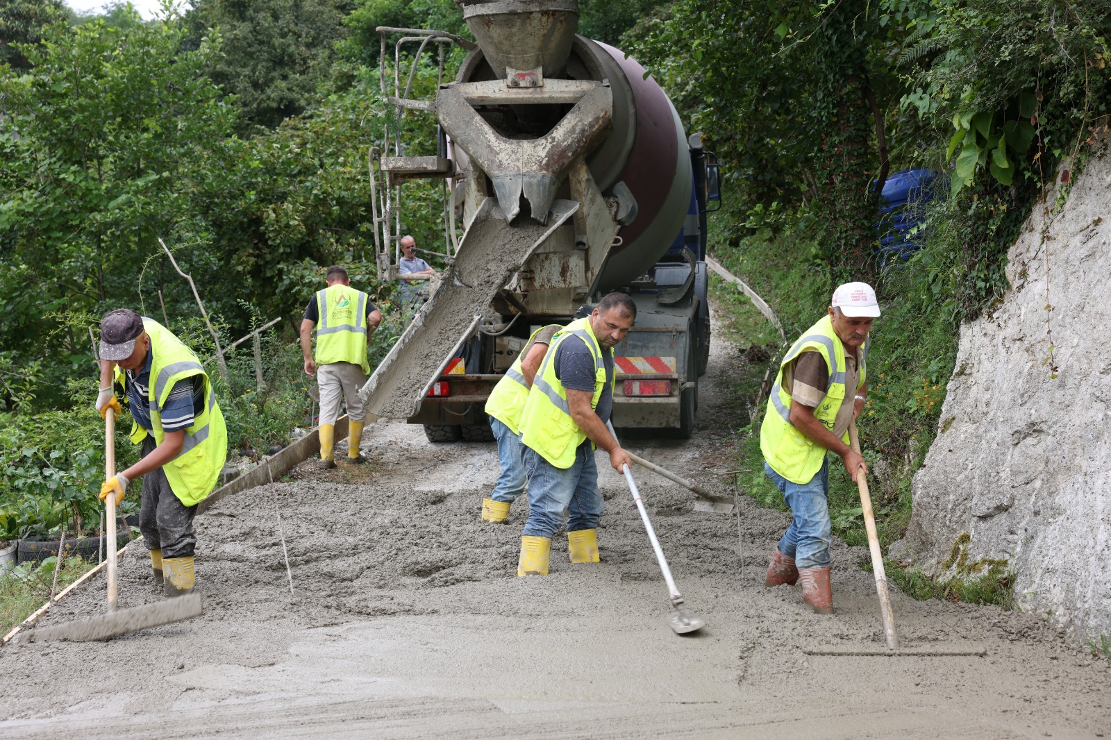 AKKESE MAHALLESİ’NİN BETON YOL HASRETİ SONA ERDİ