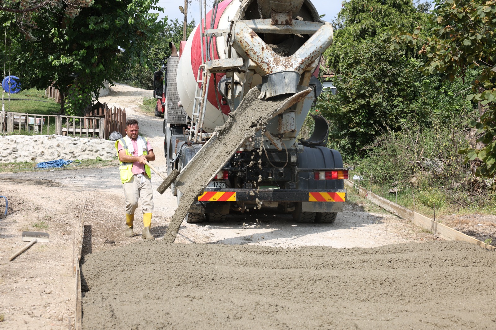 AKKESE MAHALLESİ’NİN BETON YOL HASRETİ SONA ERDİ