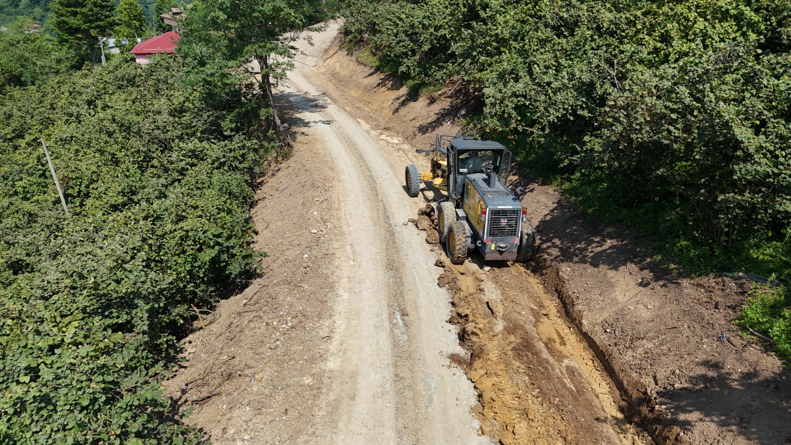 AKKESE MAHALLESİ’NİN BETON YOL HASRETİ SONA ERDİ