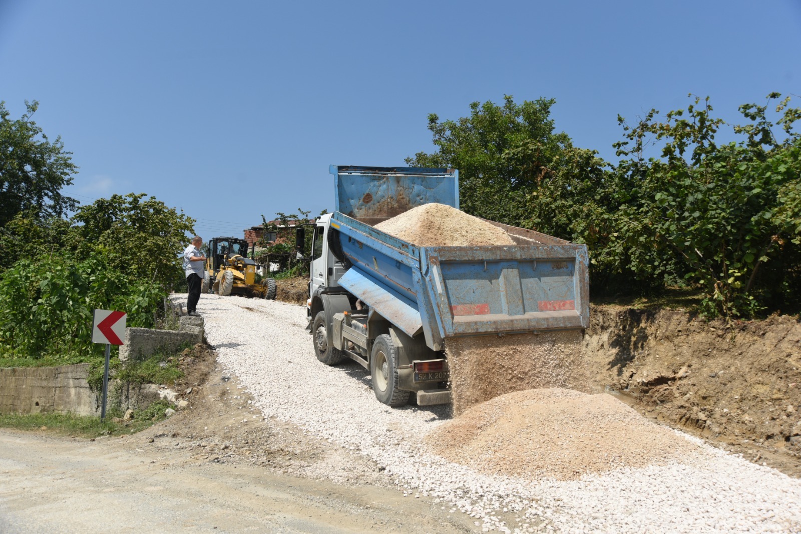 AKKESE MAHALLESİ’NİN BETON YOL HASRETİ SONA ERDİ