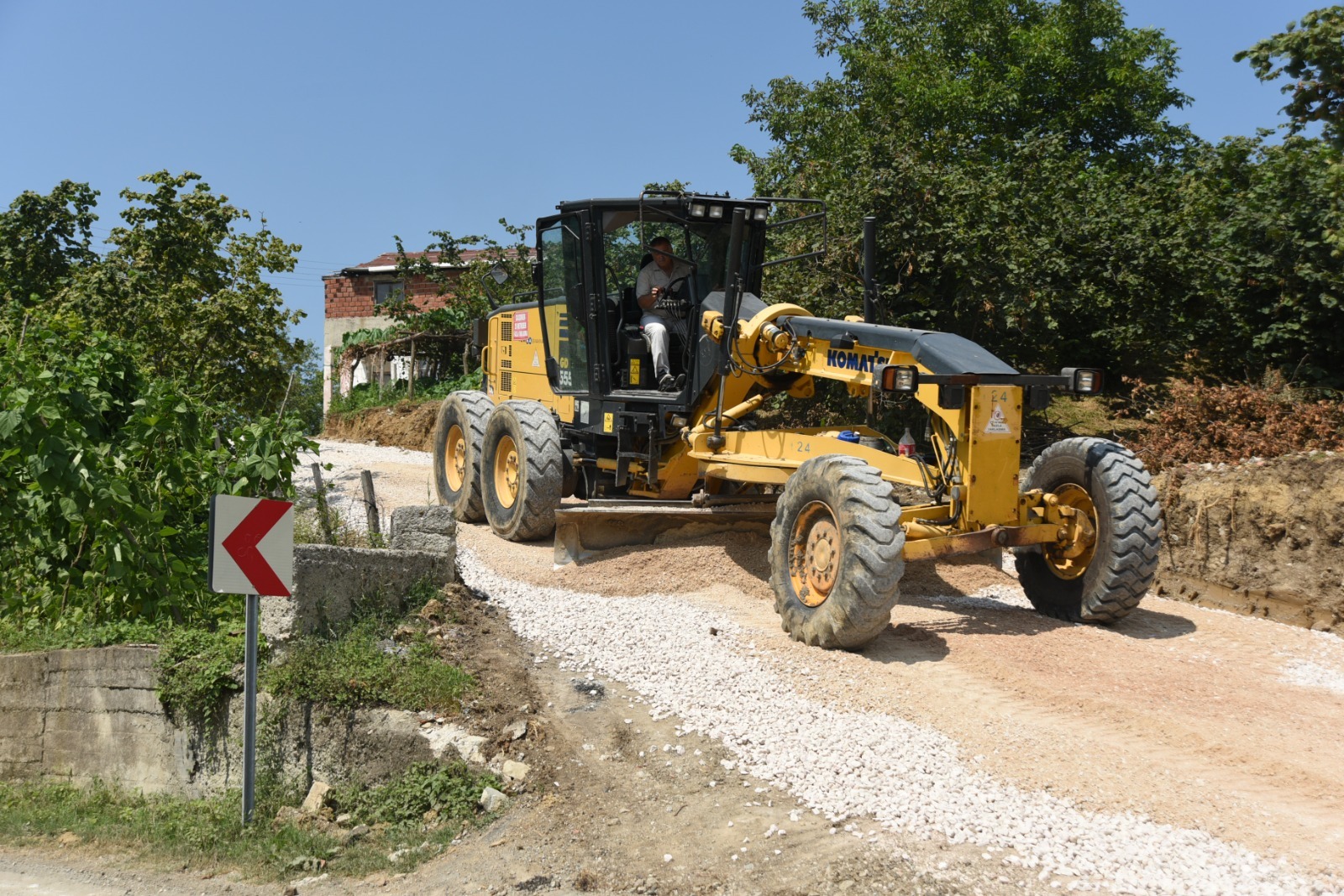 AKKESE MAHALLESİ’NİN BETON YOL HASRETİ SONA ERDİ