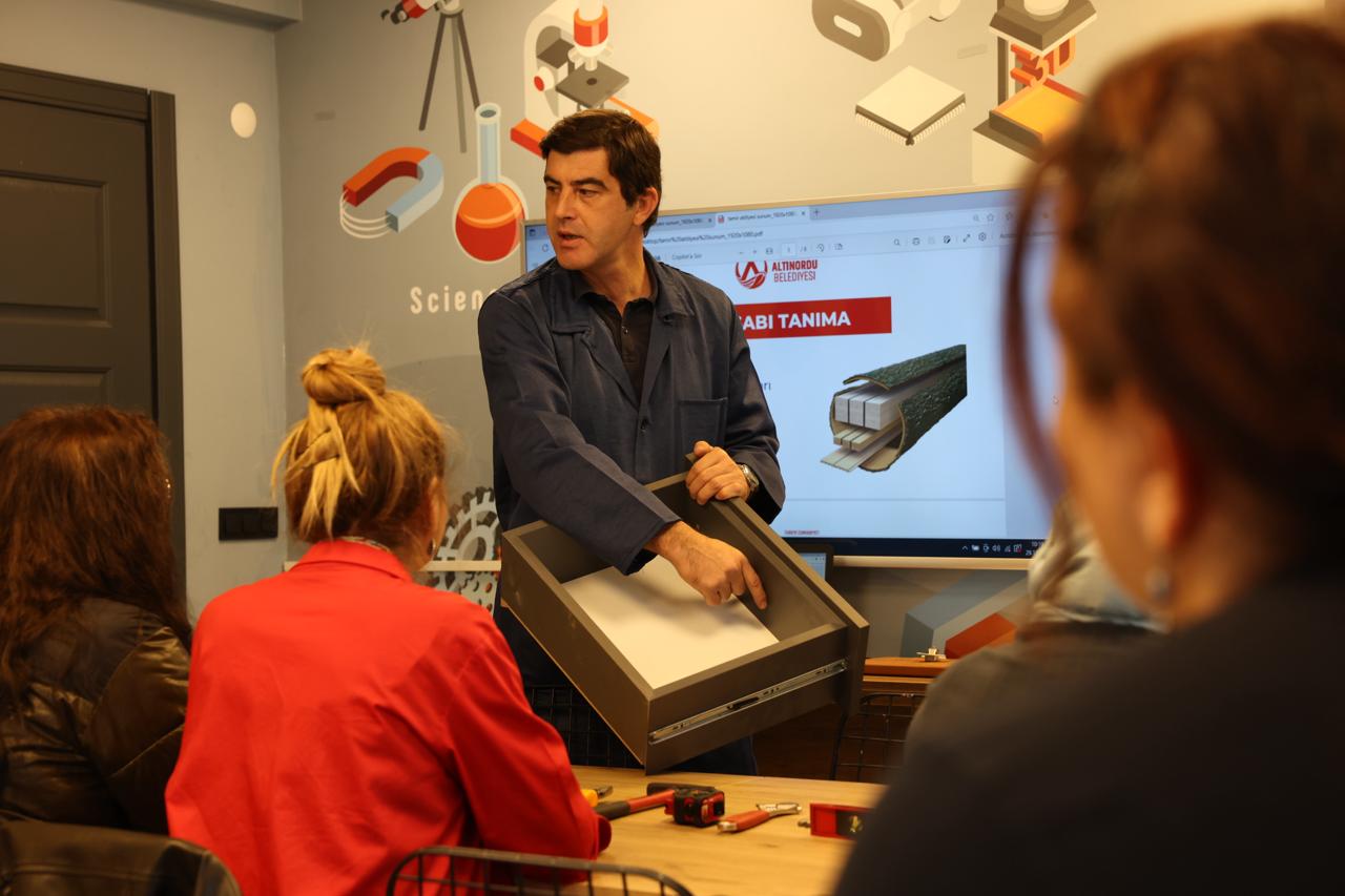 KADINLAR USTA OLUYOR!