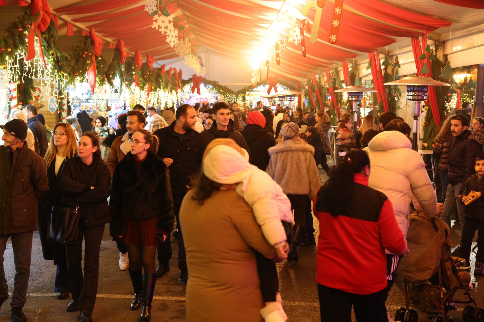 YENİ YIL PAZARI KAPILARINI AÇTI