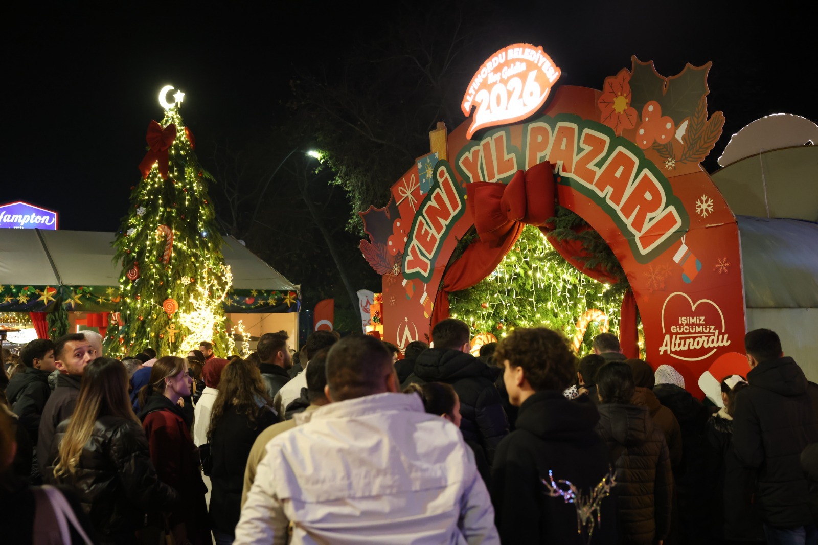 Altınordu Belediyesi’nin Yeni Yıl Pazarı Rekor İlgi Görüyor
