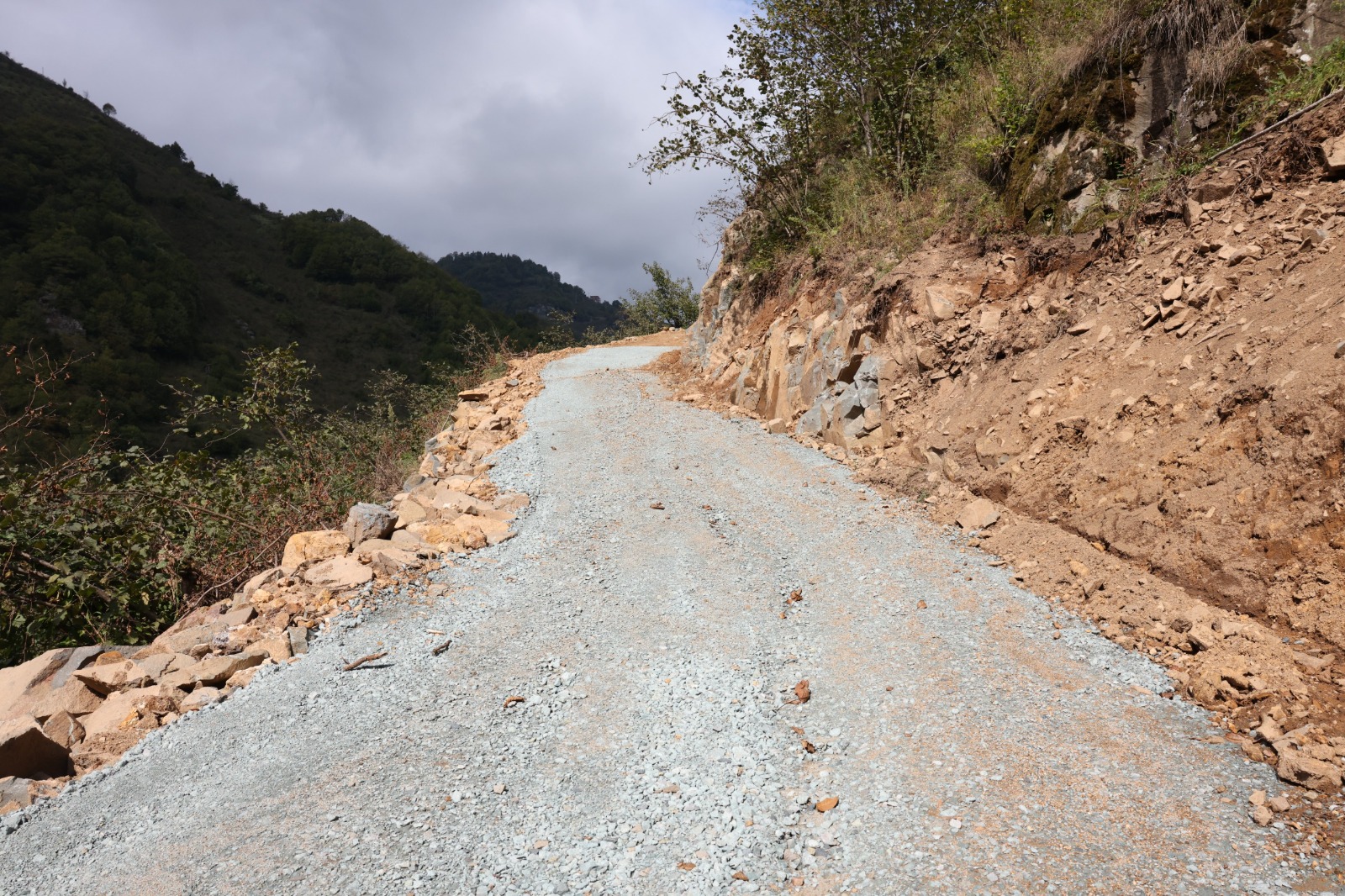 ALTINORDU BELEDİYESİ VATANDAŞLARIN YOL GENİŞLETME İSTEĞİNİ GERÇEKLEŞTİRDİ