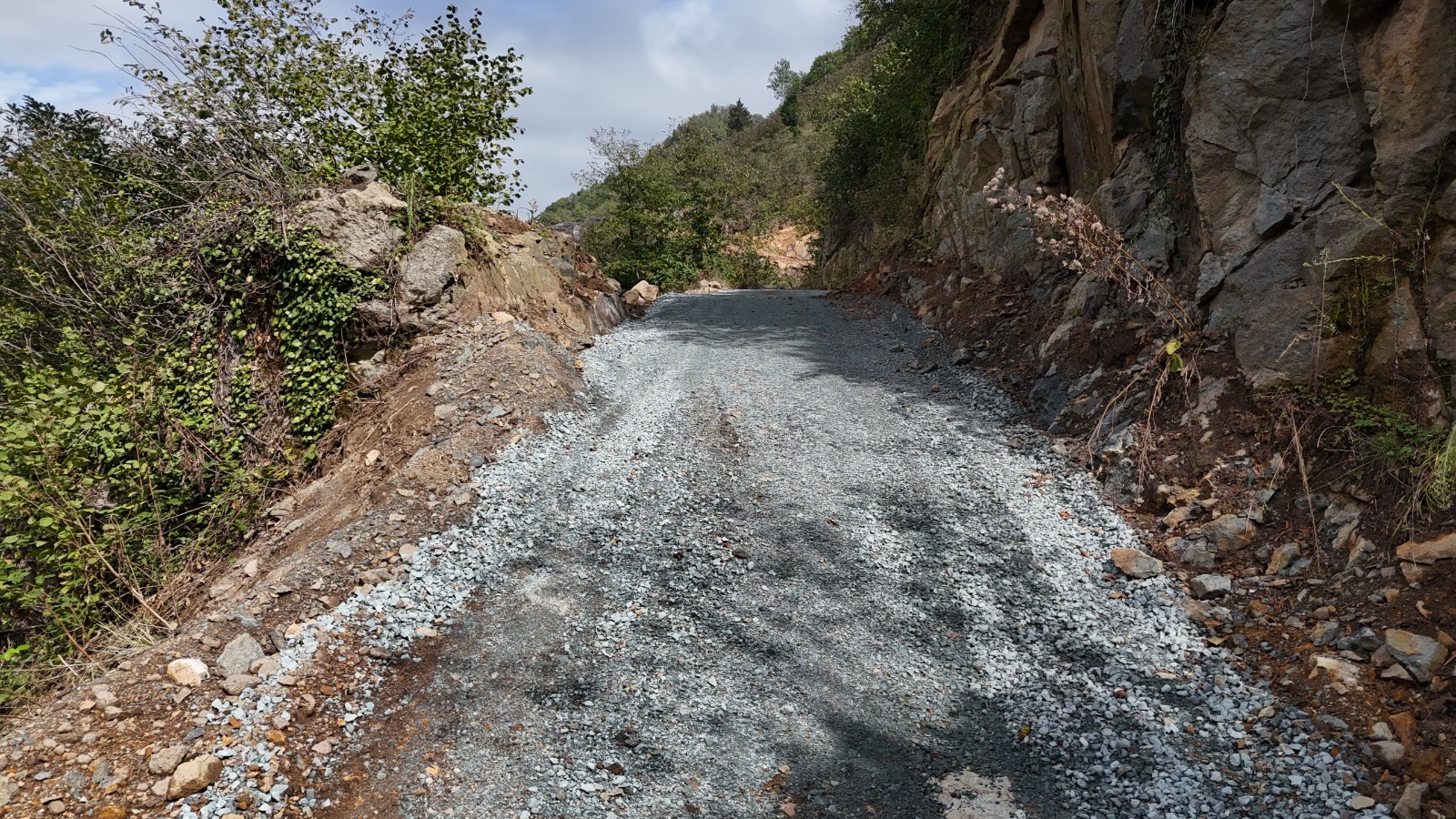 ALTINORDU BELEDİYESİ VATANDAŞLARIN YOL GENİŞLETME İSTEĞİNİ GERÇEKLEŞTİRDİ
