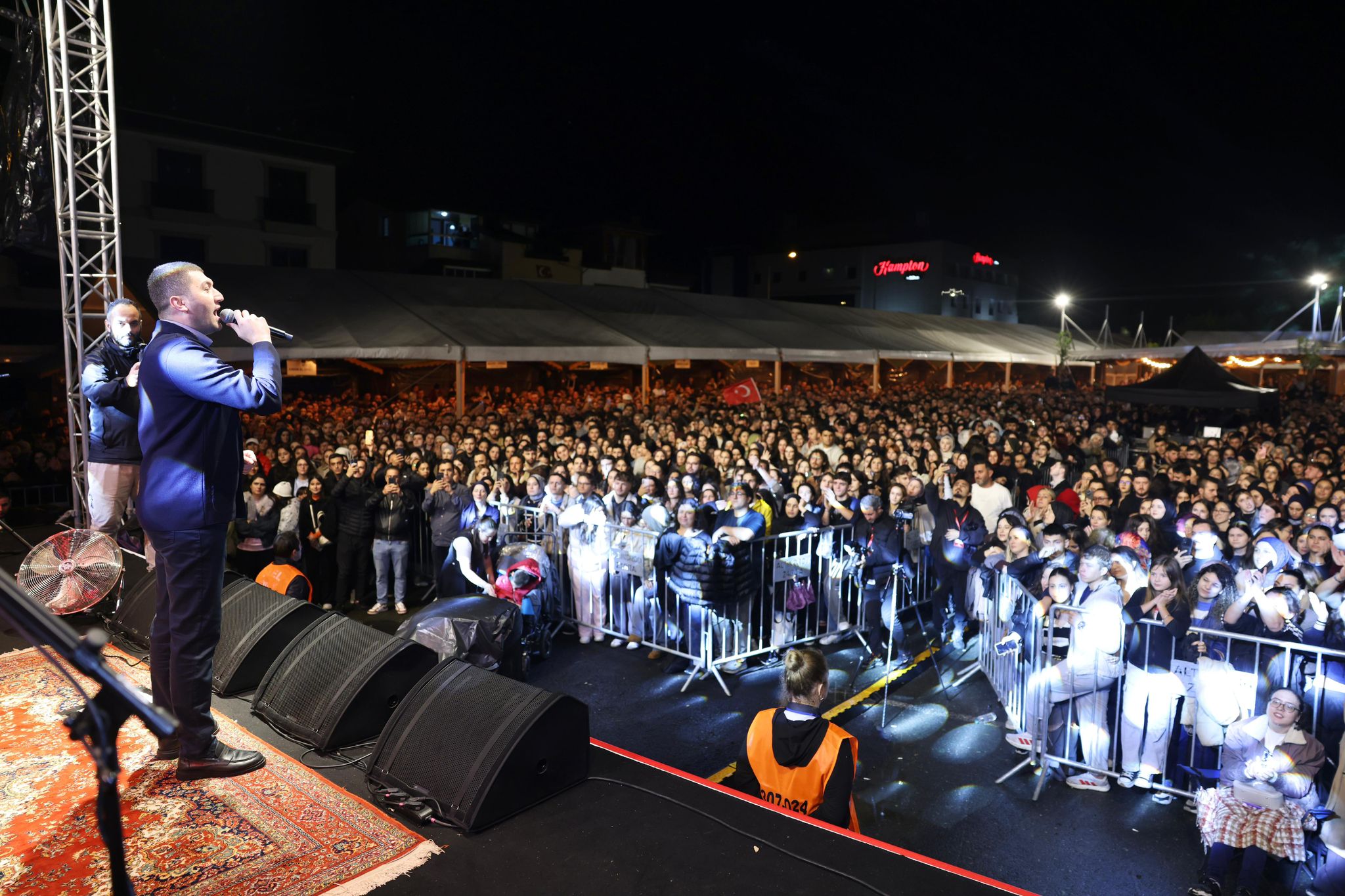 ZAKKUM KONSERİNE YOĞUN KATILIM