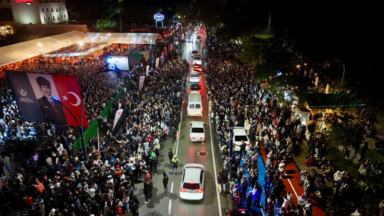 ZAKKUM KONSERİNE YOĞUN KATILIM