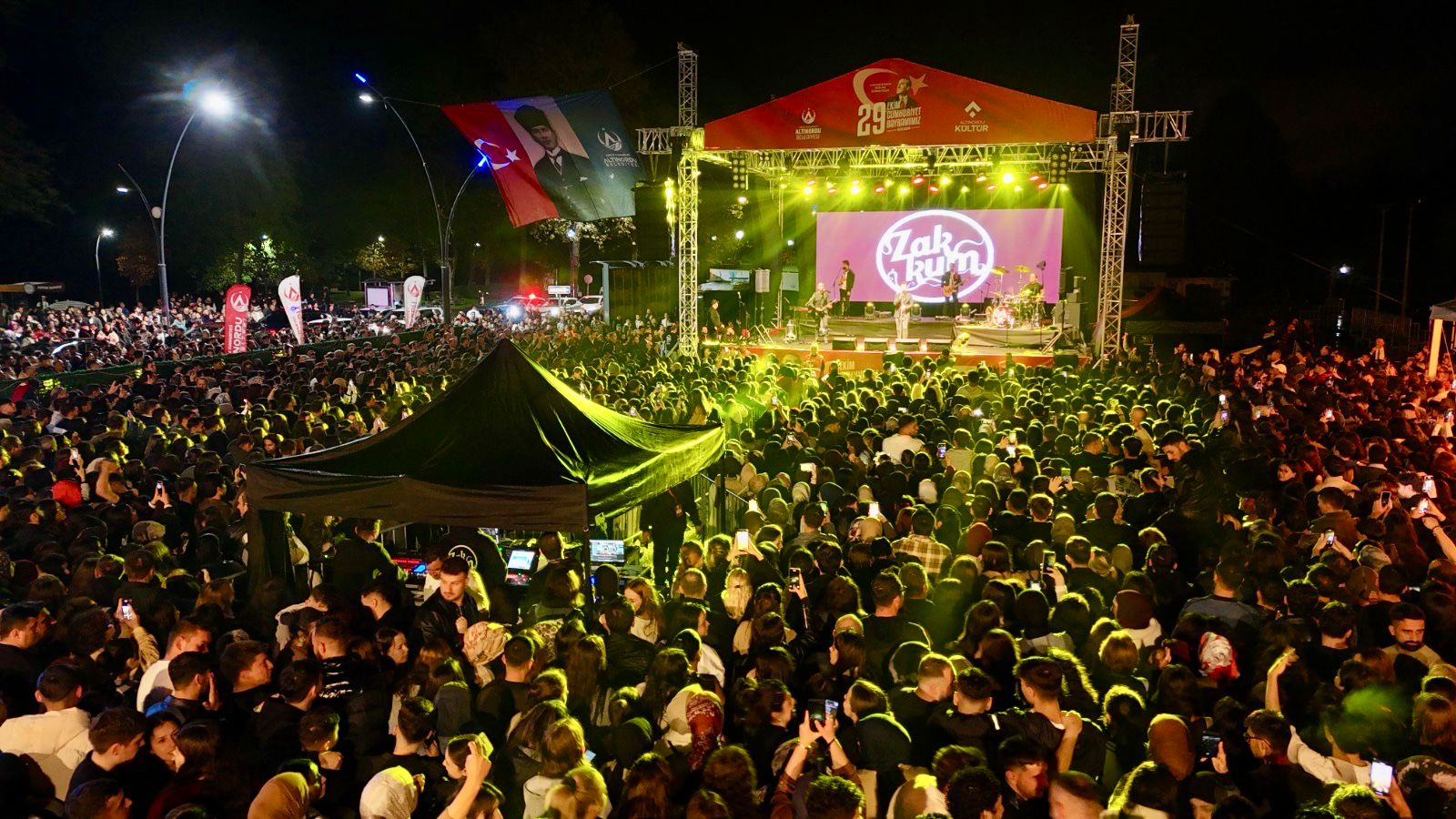 ZAKKUM KONSERİNE YOĞUN KATILIM