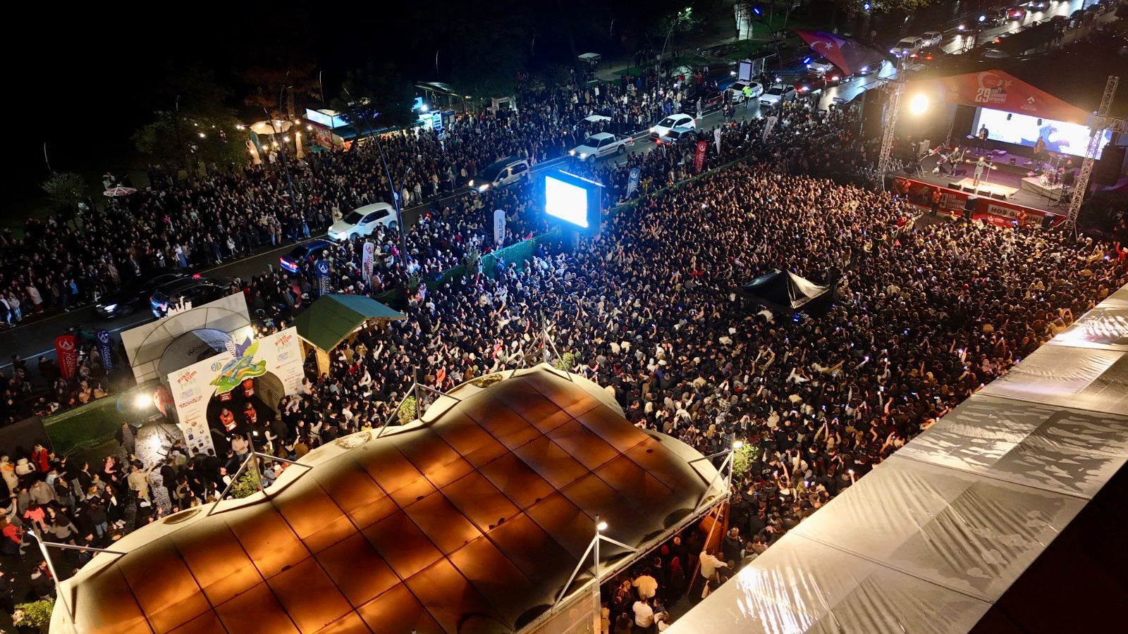ZAKKUM KONSERİNE YOĞUN KATILIM