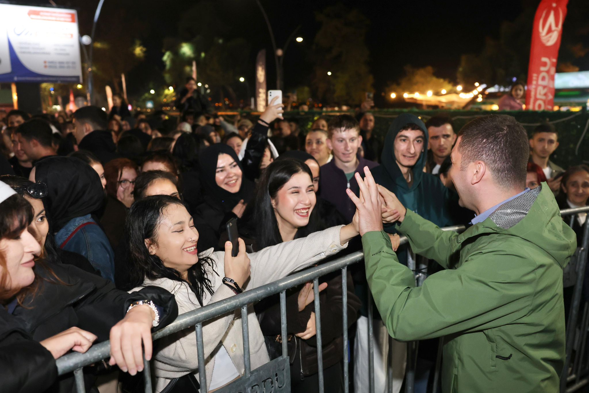 ZAKKUM KONSERİNE YOĞUN KATILIM