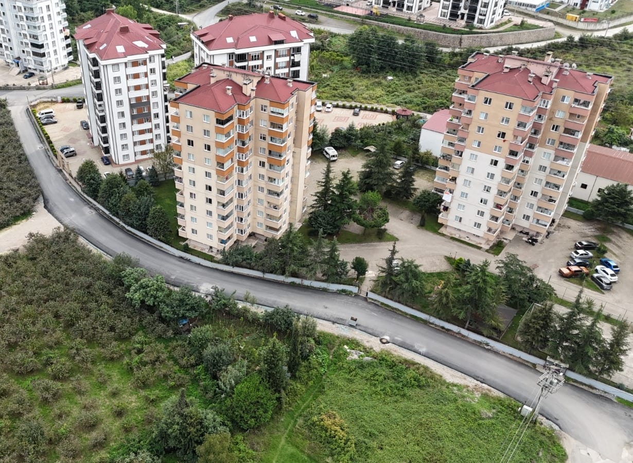 ALTINORDU BELEDİYESİ’NDEN 1,5 YILDA 10 KİLOMETRE SICAK ASFALT YATIRIMI