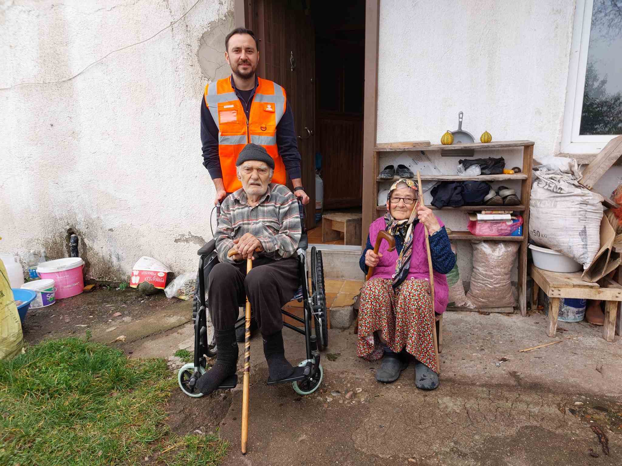 BAŞKAN AŞKIN TÖREN’İN GÖNÜLLERE SICAK DOKUNUŞU DEVAM EDİYOR