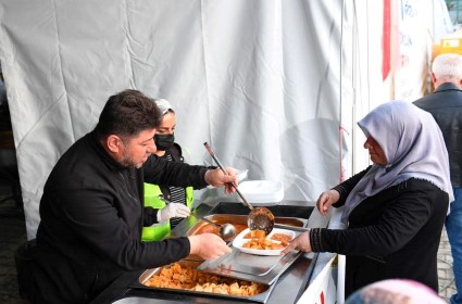 ALTINORDU’NUN 24 SAAT SICAK YEMEK HİZMETİ GÖNÜLLERİ DE ISITIYOR