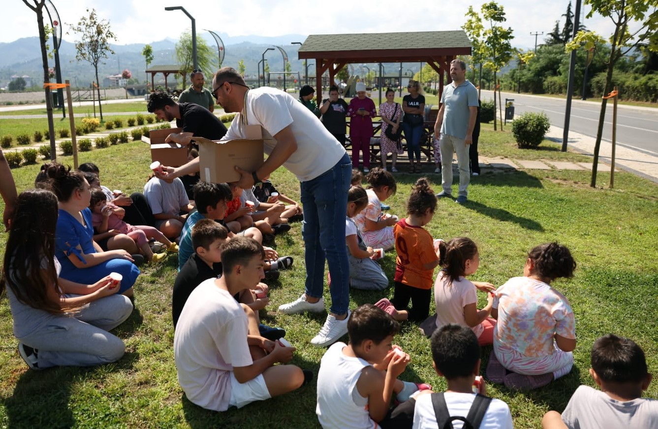 ALTINORDU BELEDİYESİ’NDEN ÇOCUKLARA DONDURMA İKRAMI