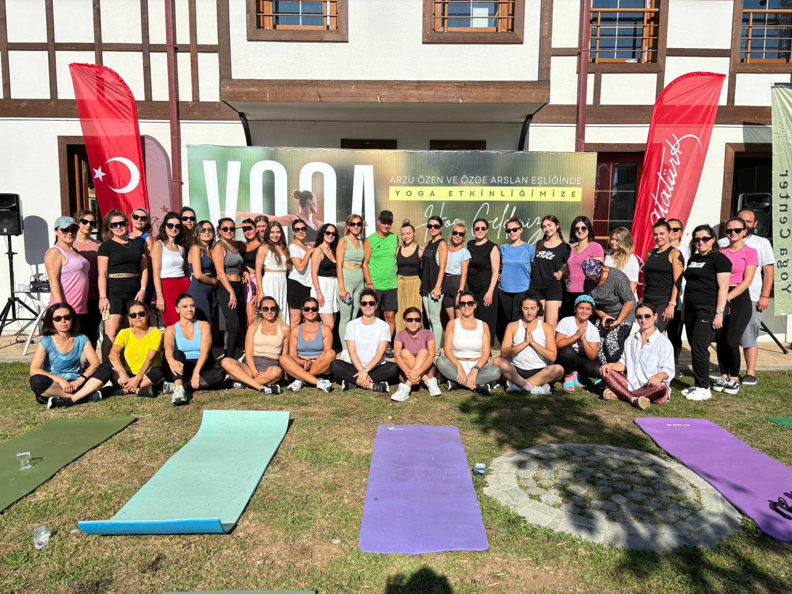 AÇIK ALANDA YOGA ETKİNLİĞİ RENK KATTI