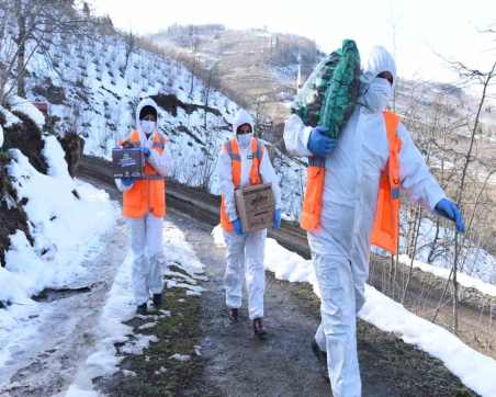 ALTINORDU BELEDİYESİ, KARANTİNA ALTINA ALINAN MAHALLELERDE VATANDAŞLARI BİR AN OLSUN YALNIZ BIRAKMIYOR