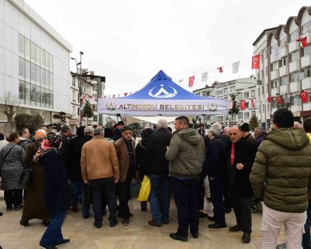 ALTINORDU BELEDİYESİ’NDEN VATANDAŞLARA KANDİL SİMİDİ İKRAMI