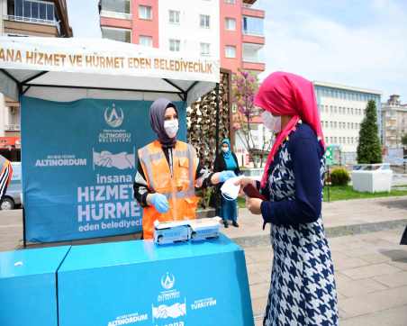 ALTINORDU BELEDİYESİNİN ÜCRETSİZ MASKE DAĞITIMI DEVAM EDİYOR