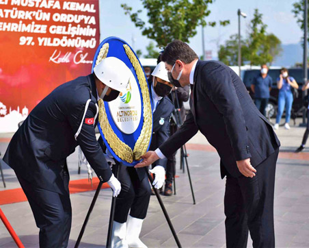 BAŞKAN TÖREN: “CUMHURİYETİMİZİN VERDİĞİ HEYECANLA BUGÜN AYNI ŞUUR VE İDRAKLE DEVRALDIĞIMIZ YÜRÜYÜŞÜ HEP BİRLİKTE SÜRDÜRÜYORUZ”