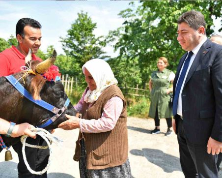 BAŞKAN TÖREN SÜRPRİZİYLE ASIRLIK ÇINAR FATMA GÜLEÇ’E TARİFSİZ BİR MUTLULUK YAŞATTI