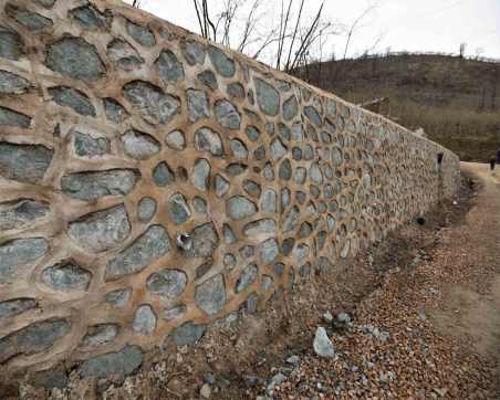 ŞEHRİN DOĞASINA VE DOKUSUNA UYGUN TAŞ DUVARLAR İNŞAA EDİLİYOR