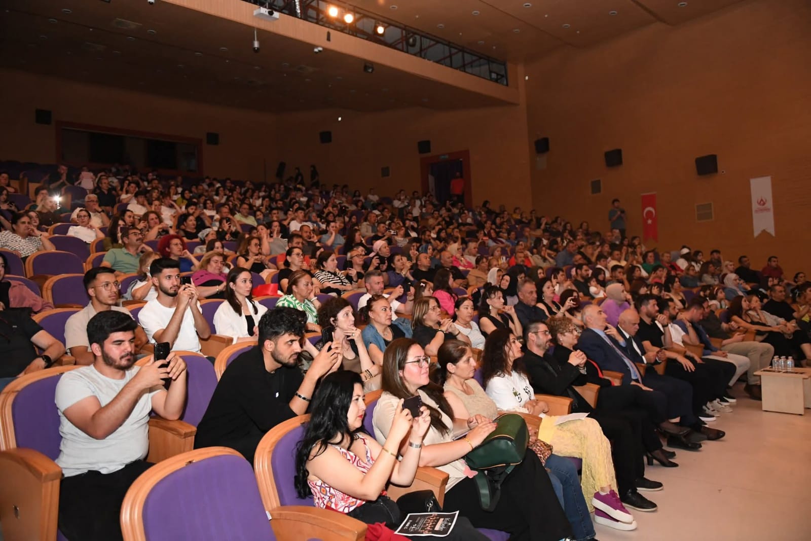 KYBELE GENÇLİK KOROSU BÜYÜLEDİ
