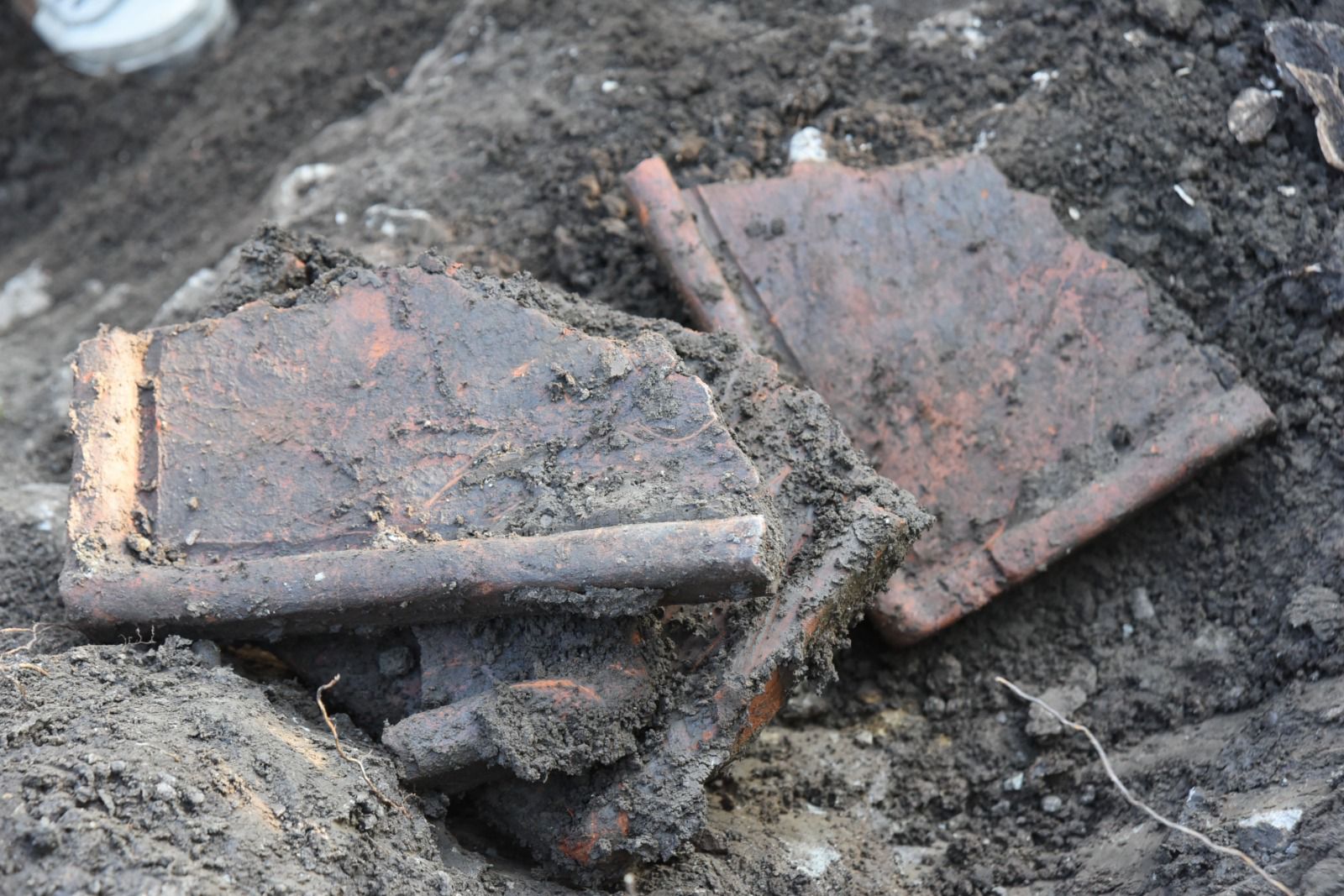 ALTINORDU’DA YOL ÇALIŞMASINDA TARİHİ MEZARLAR BULUNDU