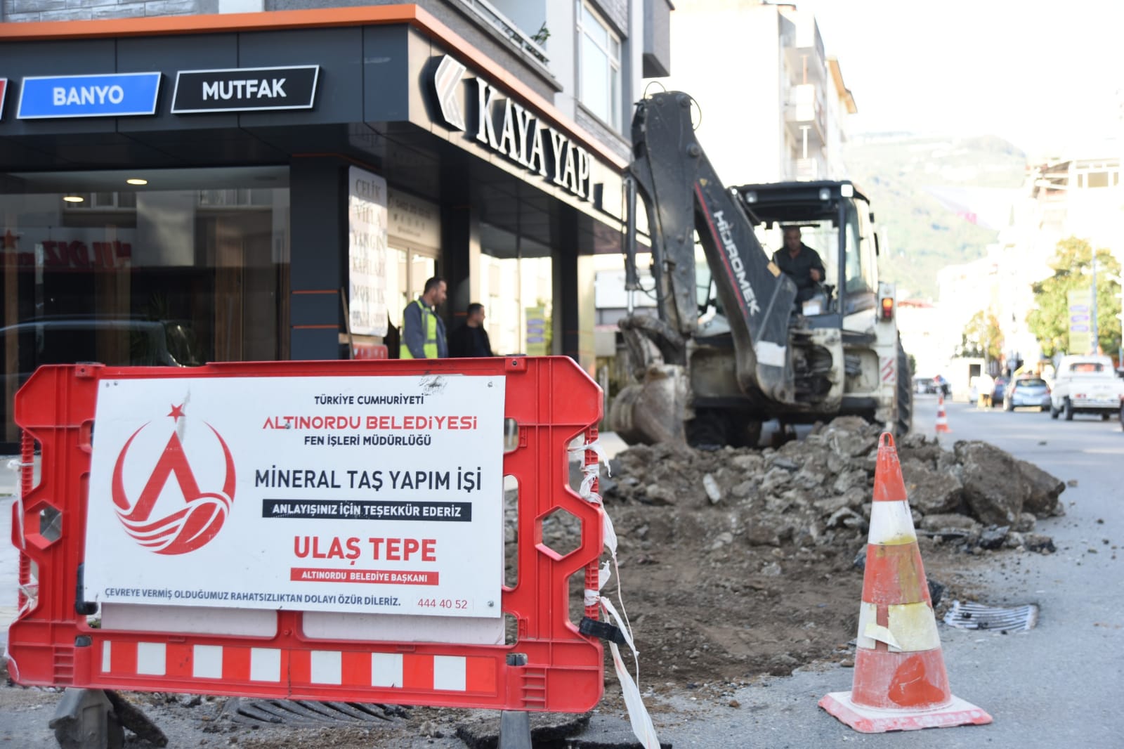 YENİ MAHALLE 303’ÜNCÜ SOKAĞA KAZMA VURULDU