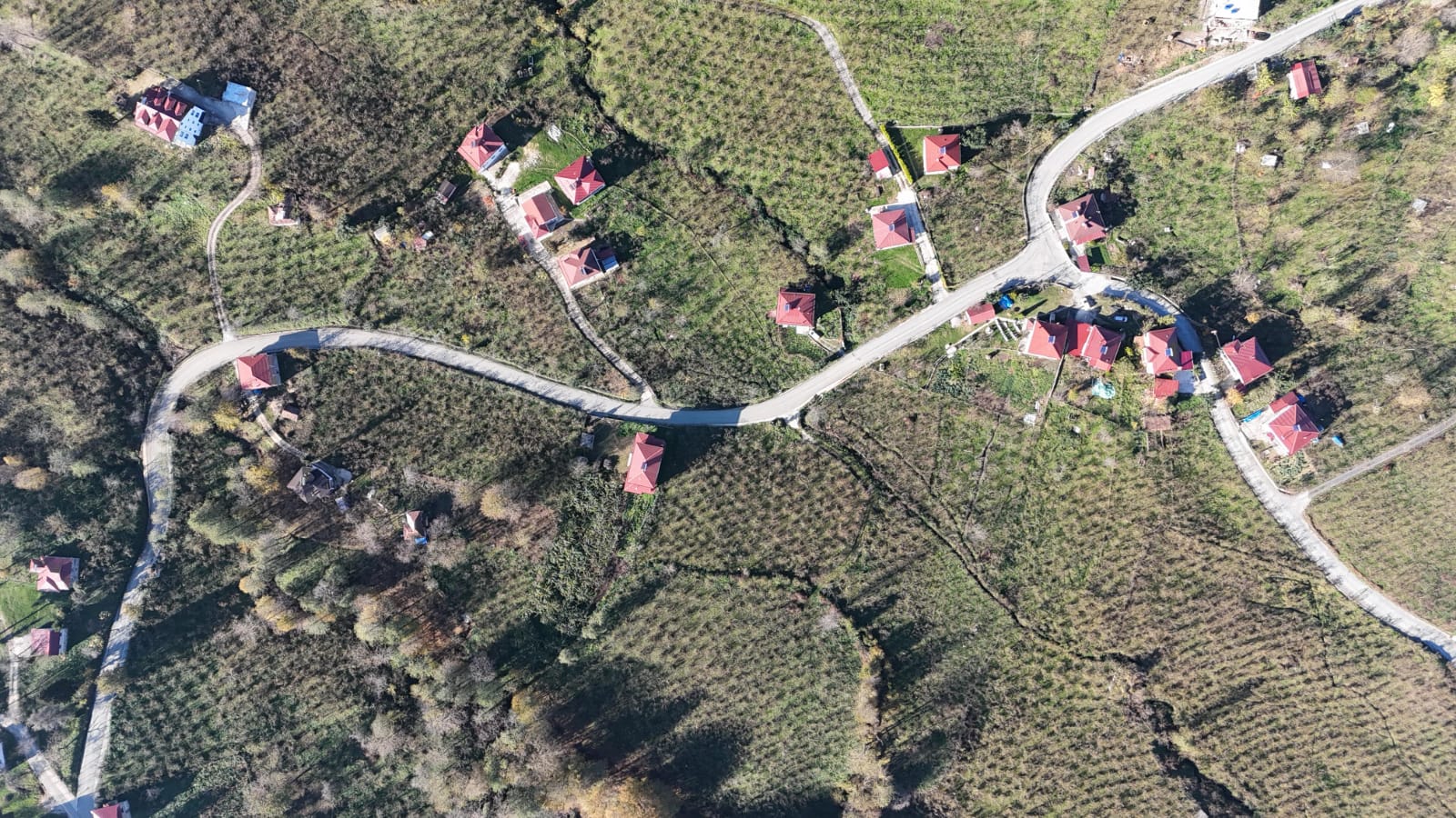 KIZILHİSAR-YAĞIZLI BAĞLANTI YOLUNA 4 KİLOMETRELİK EMİSYONLU ASFALT