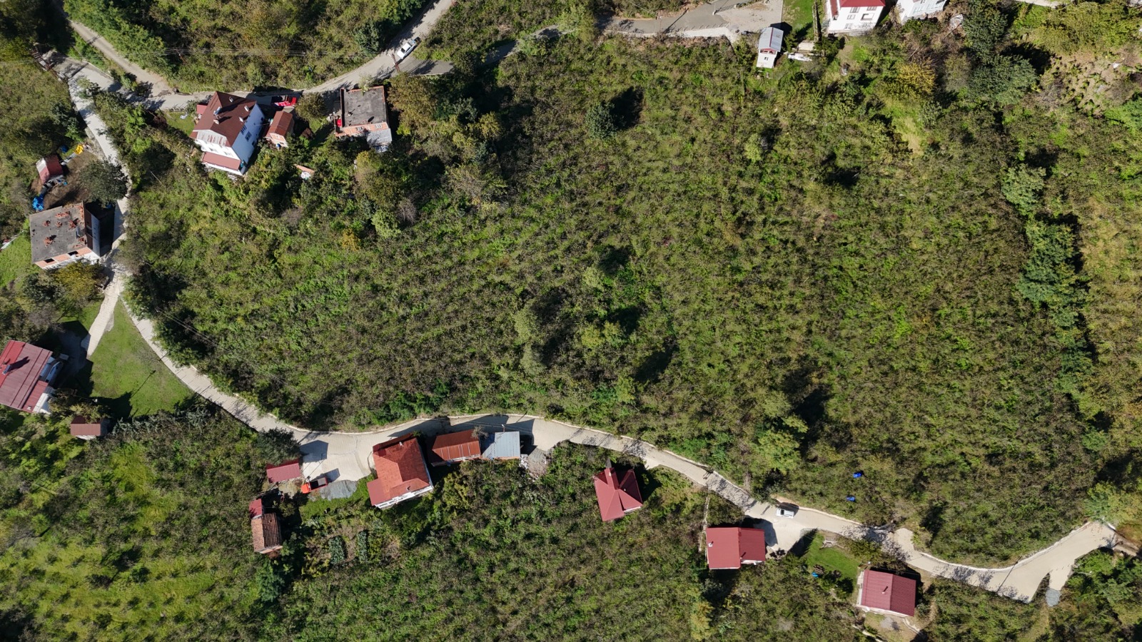 1,5 KİLOMETRELİK ÜÇ SOKAK YOLU BETONLA KAPLANDI