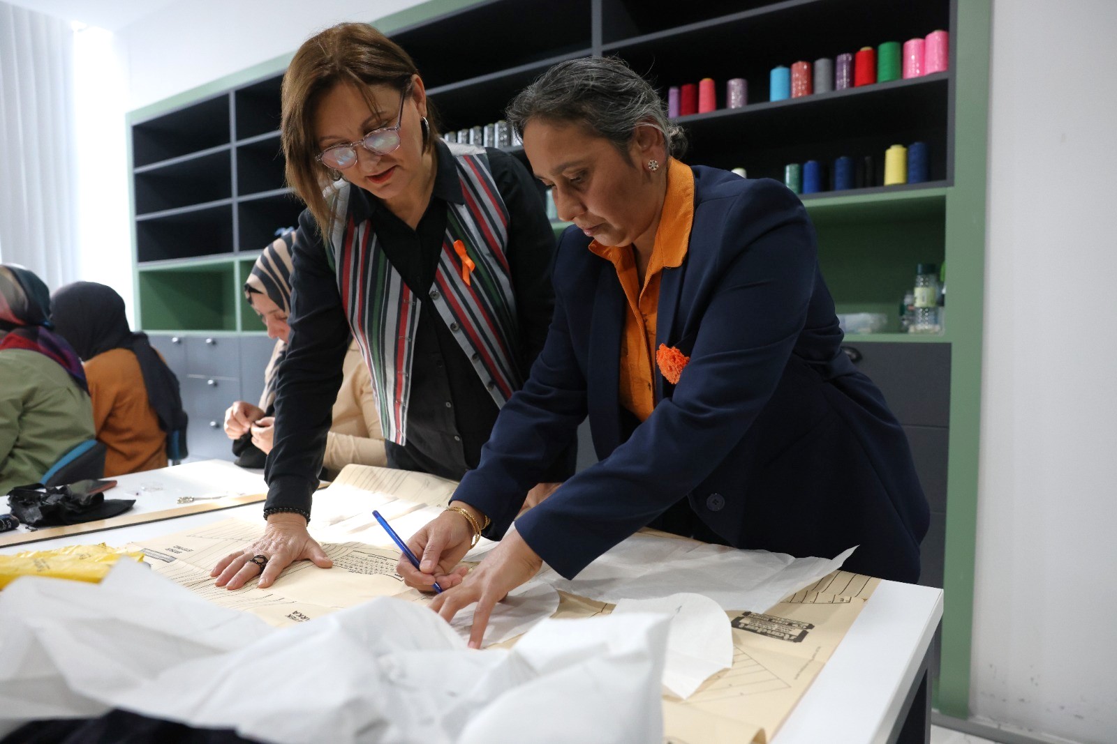 DİKİŞ MAKİNESİ SESLERİ, UMUDA DÖNÜŞÜYOR