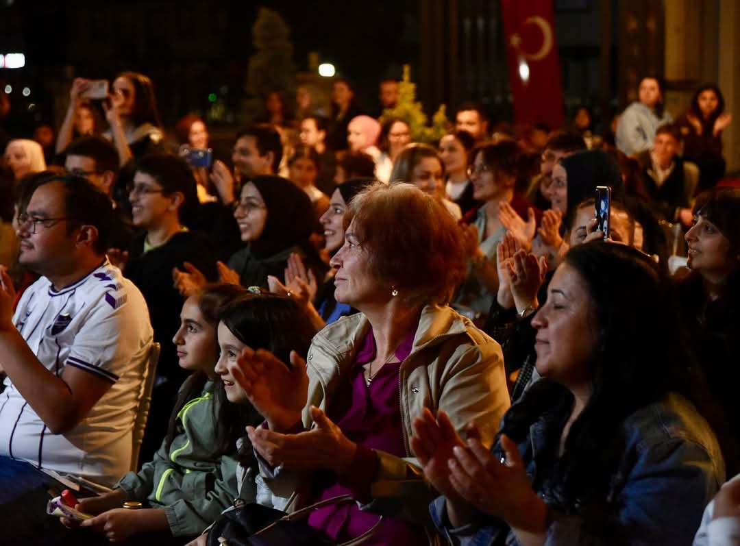 TİYATROYLA GÜLDÜK, YOGAYLA GÜNE ZİNDE BAŞLADIK