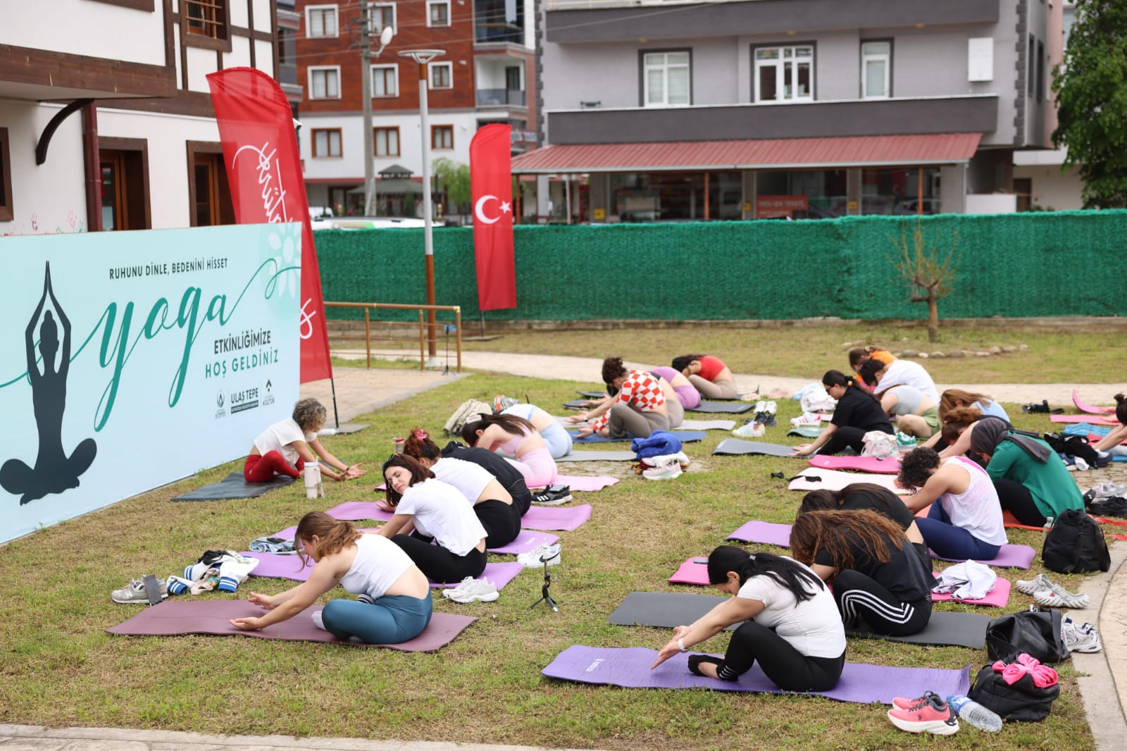 TİYATROYLA GÜLDÜK, YOGAYLA GÜNE ZİNDE BAŞLADIK